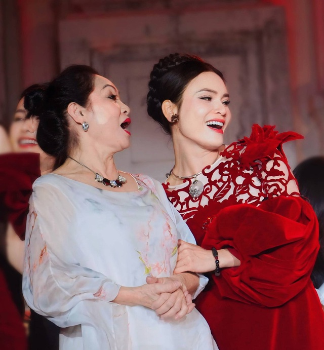 NSND Hà Thủy và NSND Phạm Phương Thảo.