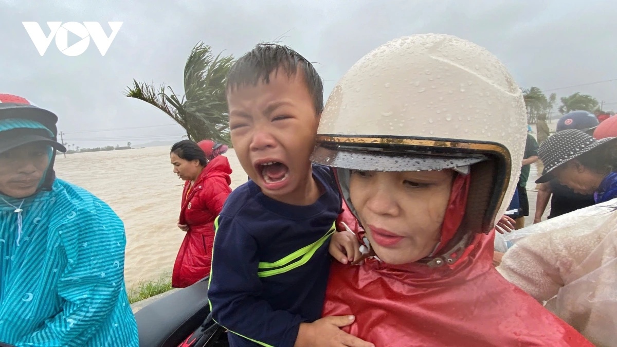 Nhiều trẻ nhỏ được đưa khỏi vùng lũ. Ảnh: VOV