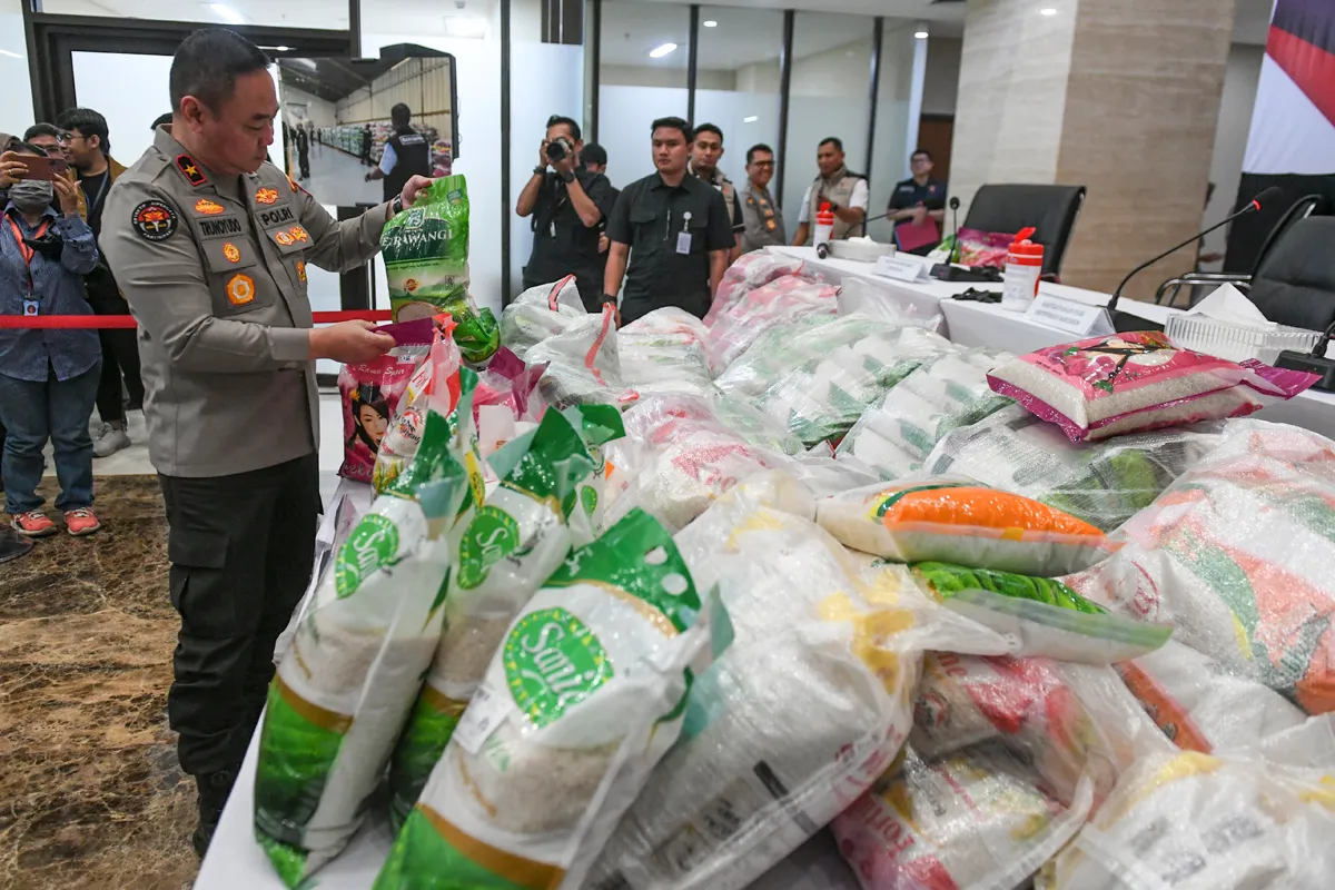 Đột kích xưởng sản xuất 14 tấn gạo giả mỗi ngày suốt 2 năm: Hãi hùng chiêu 1kg gạo tốt pha 10kg gạo nhái, tổng thiệt hại tới 155.000 tỷ