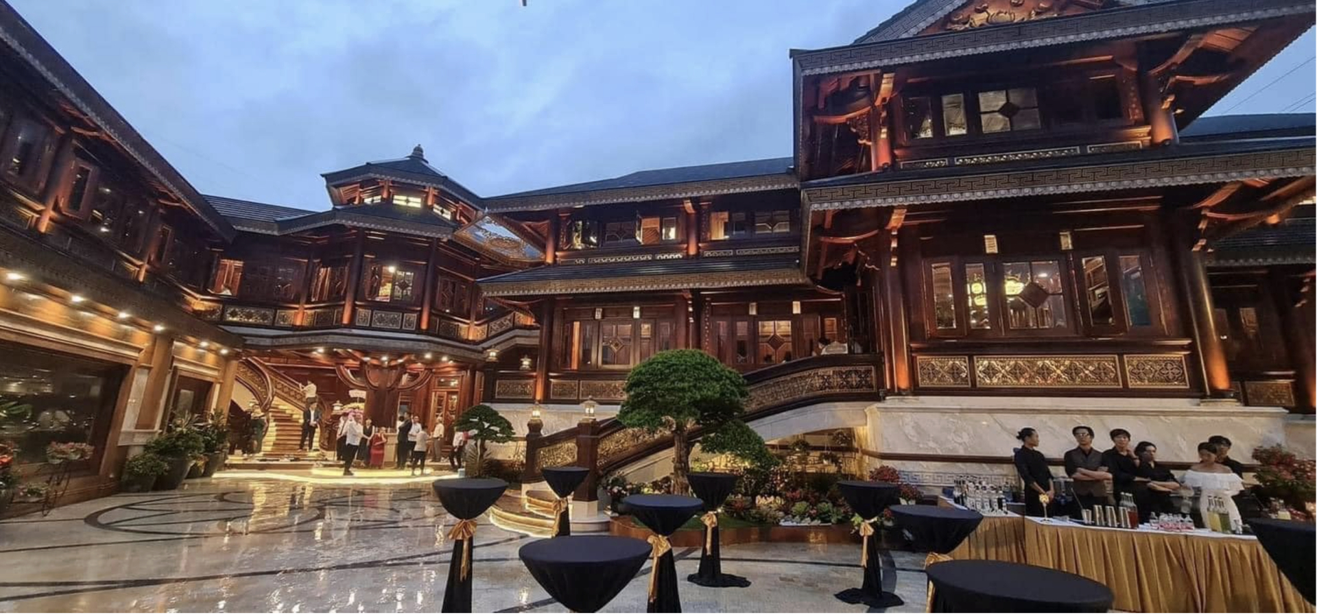 Bữa tiệc tân gia xa hoa