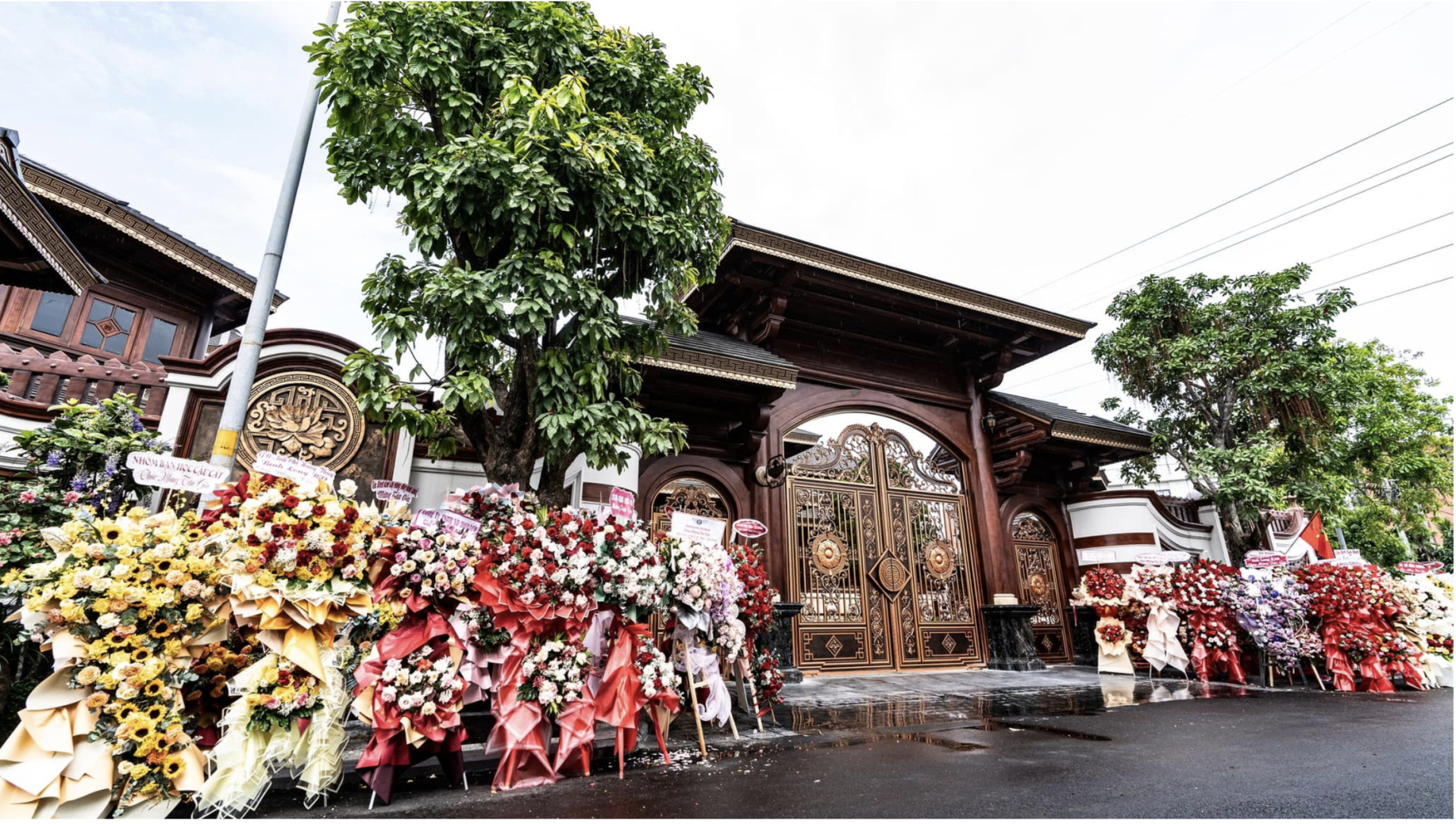 Ngoài cổng chất đầy hoa tươi chúc mừng