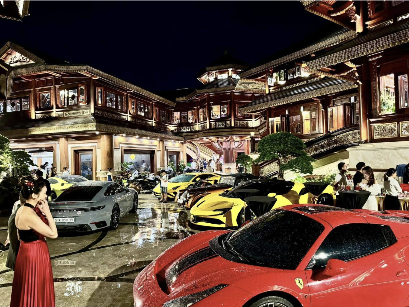 Dàn siêu xe kín sân