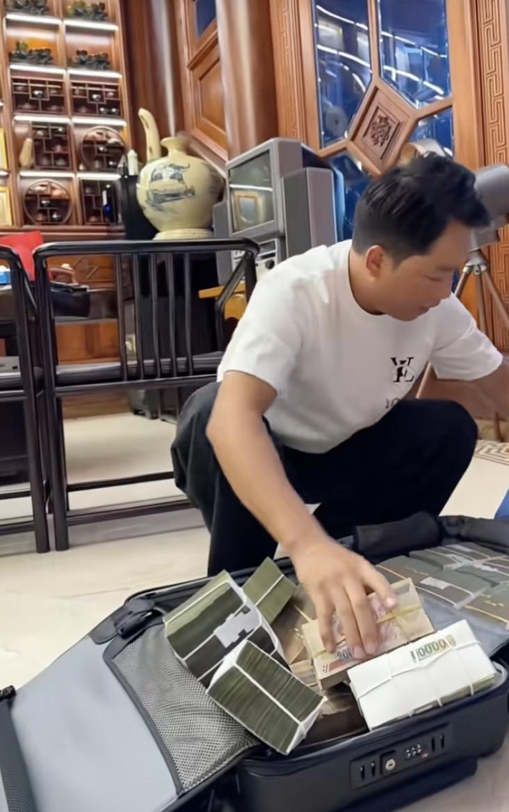 Hình ảnh những cọc tiền 