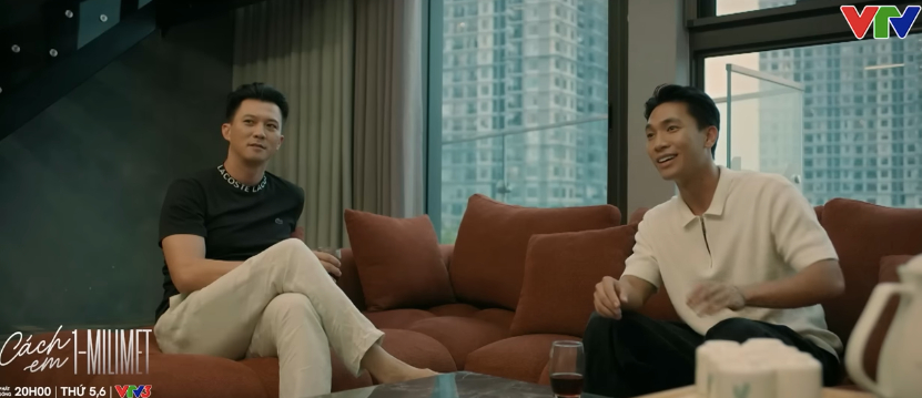 Tổng tài Viễn (trái) trong Cách Em 1 Milimet 