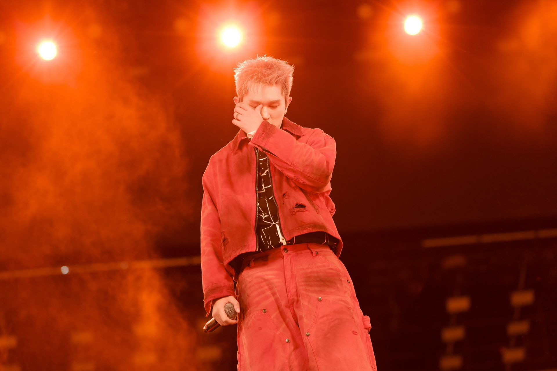 B Ray biến những lời phê phán thành một phần của nghệ thuật trình diễn