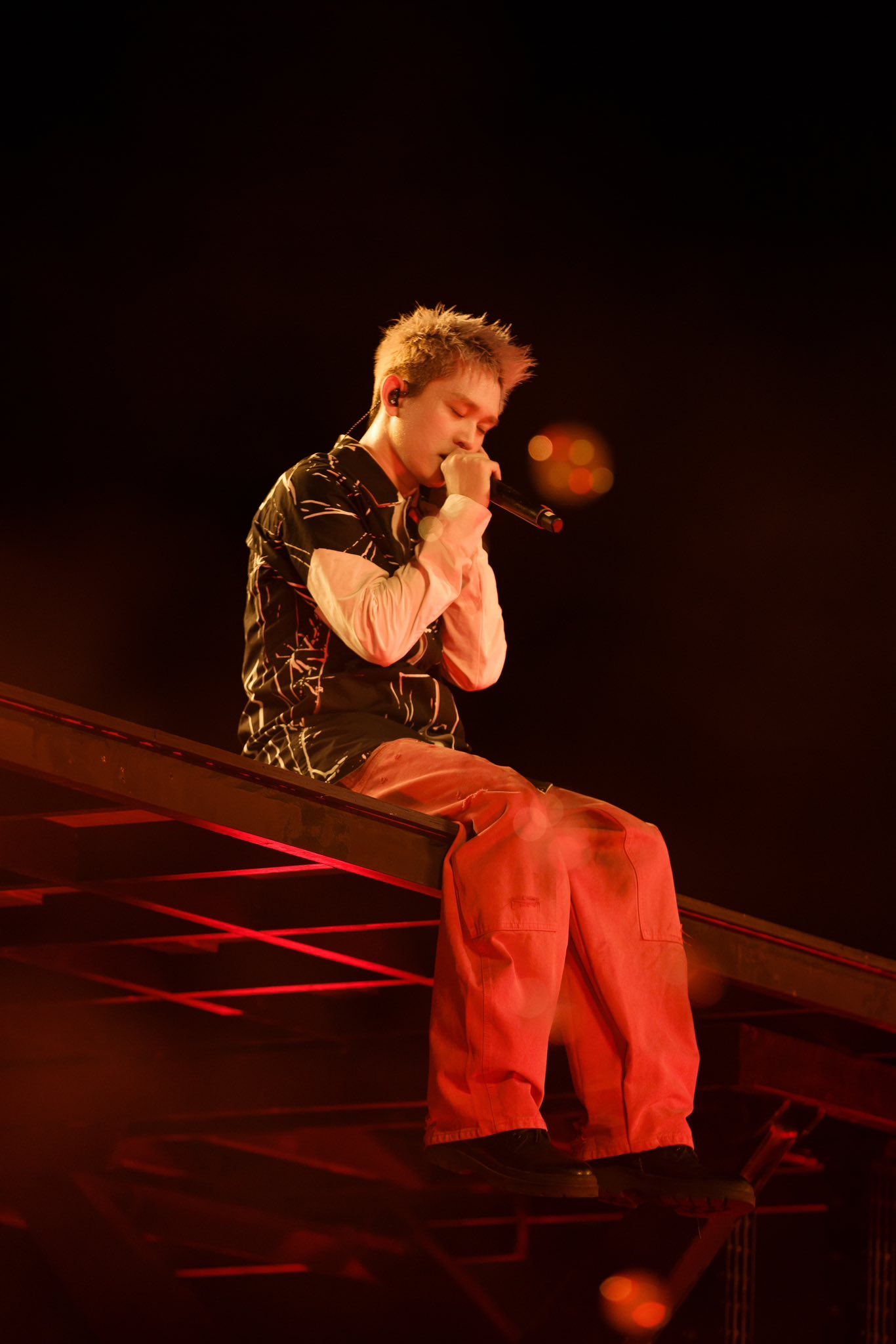  Ray đã có màn đáp trả trực diện bằng tiếng Anh trước hàng ngàn khán giả