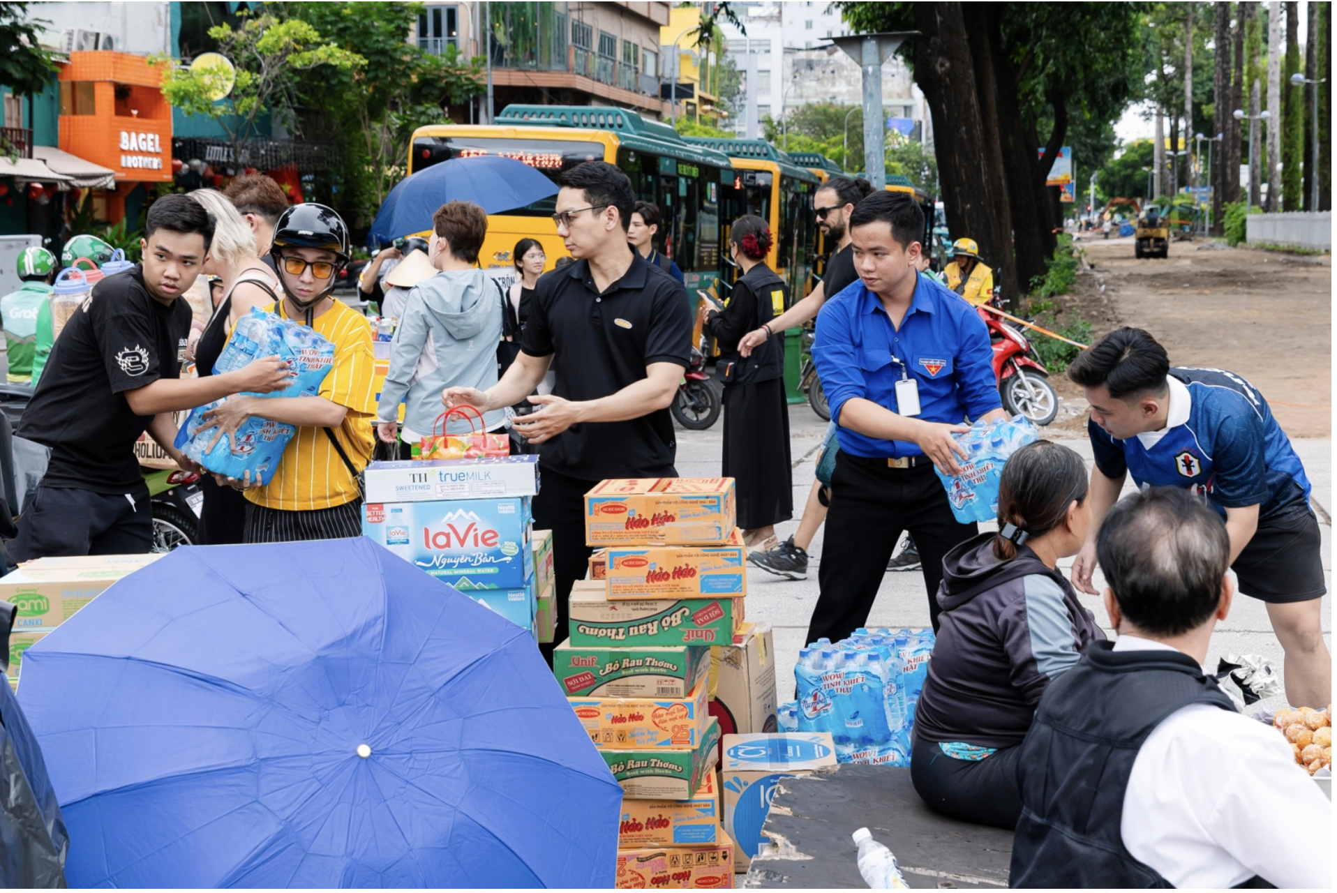 Người dân TP.HCM gửi hàng cựu trợ cho bà con vùng lũ (Ảnh: Vũ Hiệu)