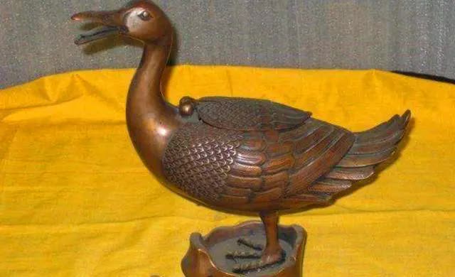 Dùng 1,3 tỷ tiền tiết kiệm của gia đình mua 1 con vịt đồ chơi, cô gái ngã khuỵ khi chuyên gia thẩm định nói: