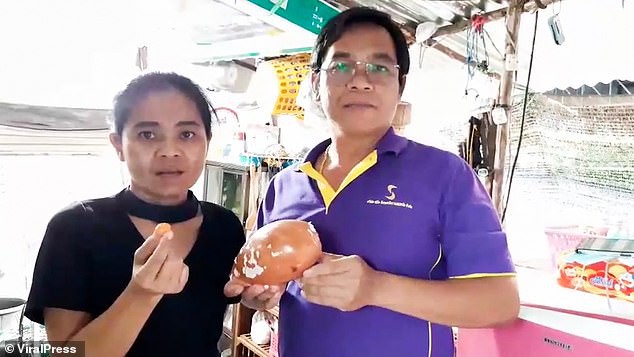 Đang ăn ốc luộc, người đàn ông bỗng nhiên đổi đời vì cắn trúng kho báu 8 tỷ ngay trong miệng