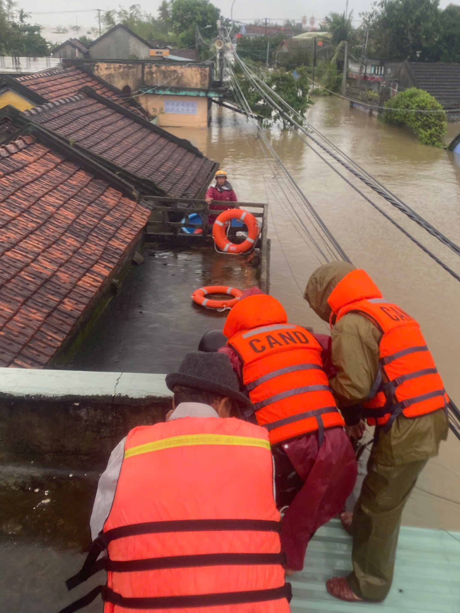 Thông báo của Công an Đắk Lắk gửi tới người dân khi nhận quà hỗ trợ mưa lũ gây