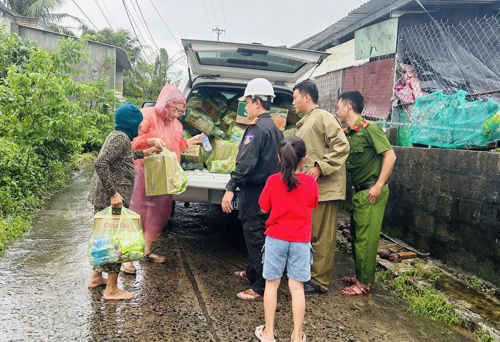 Thông báo của Công an Đắk Lắk gửi tới người dân khi nhận quà hỗ trợ mưa lũ gây