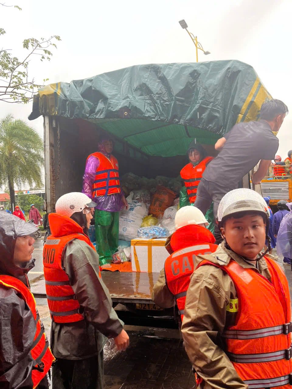 Thông báo của Công an Đắk Lắk gửi tới người dân khi nhận quà hỗ trợ mưa lũ gây