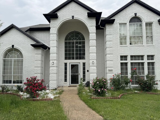 Bên ngoài căn nhà của Đan Trường ở Mỹ.