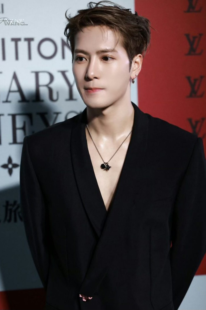 Fan lo lắng về tình trạng của Jackson Wang