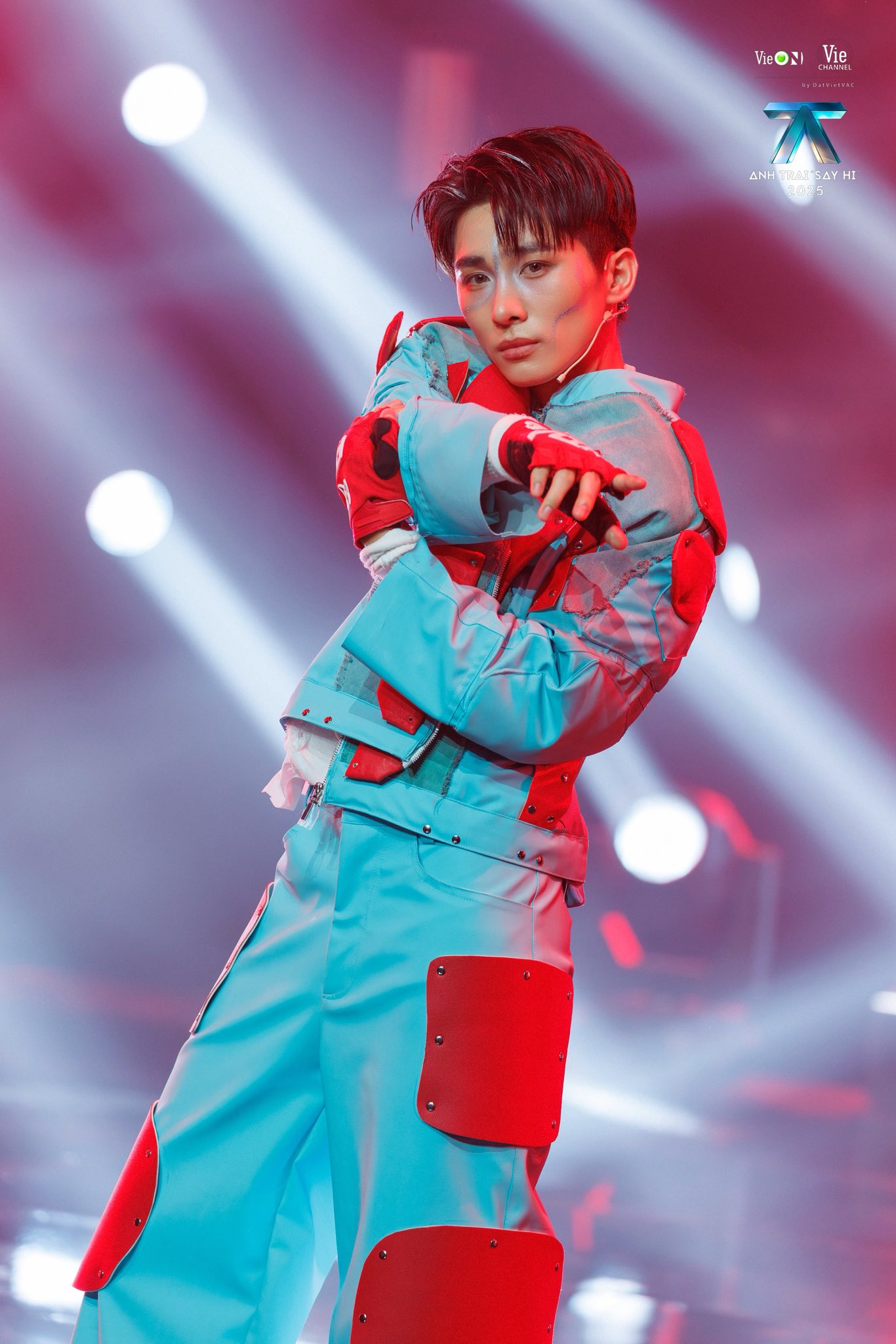 Hiện tượng chương trình thực tế đắt show nhất hiện tại: Nhan sắc như bạch nguyệt quang, chưa debut lịch trình ngang ngửa sao hạng A