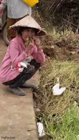 Miếng bánh ăn vội mà ngon đến nghẹn: Những chiếc bánh chưng, bánh tét đậm nghĩa tình đồng bào