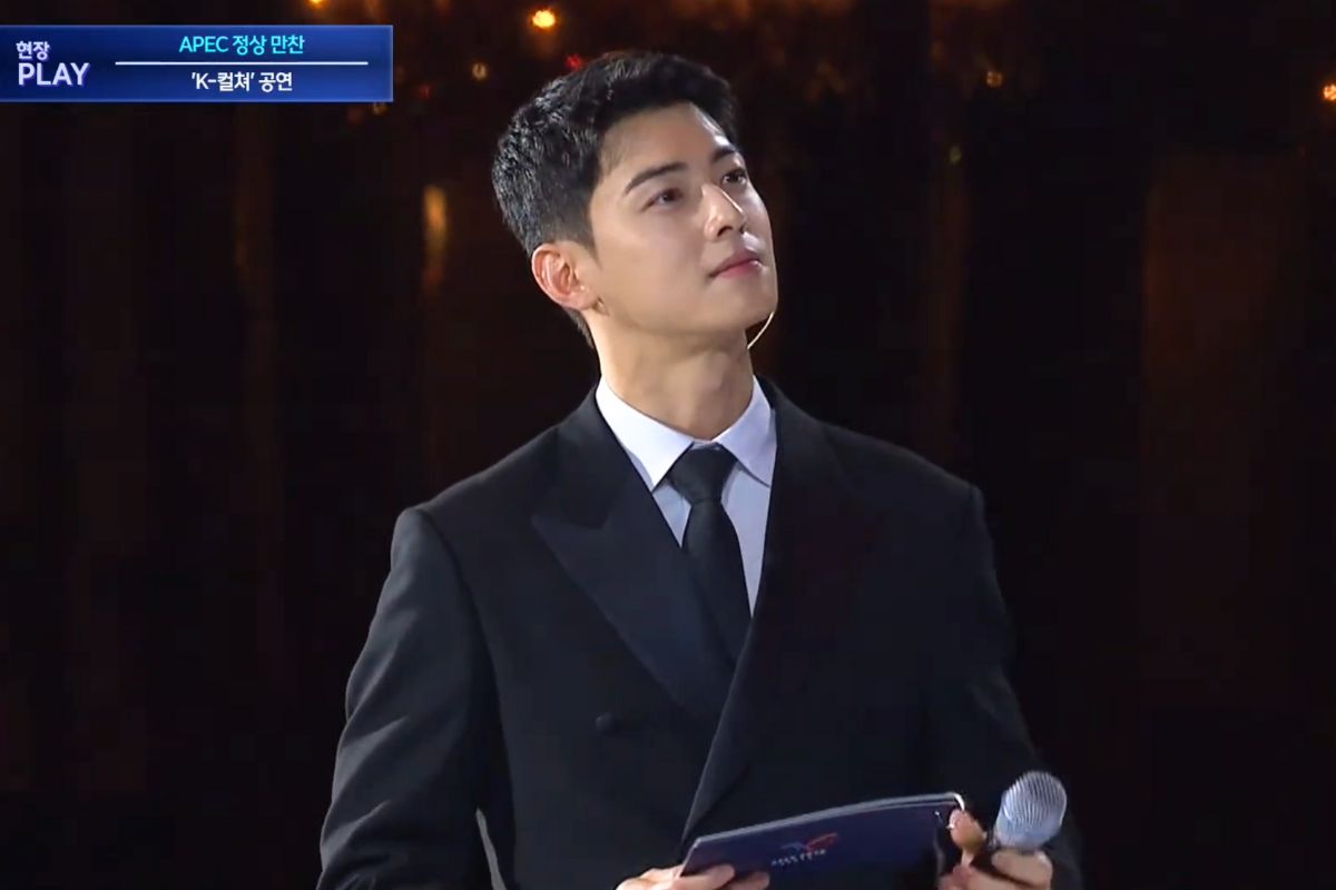 Tại buổi tiệc do Tổng thống chủ trì, Cha Eun Woo xuất hiện trong trang phục chỉn chu, dẫn dắt loạt tiết mục biểu diễn mang đậm bản sắc Hàn Quốc