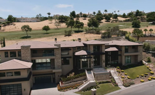 Toàn cảnh căn biệt thự nhìn từ trên cao xuống.