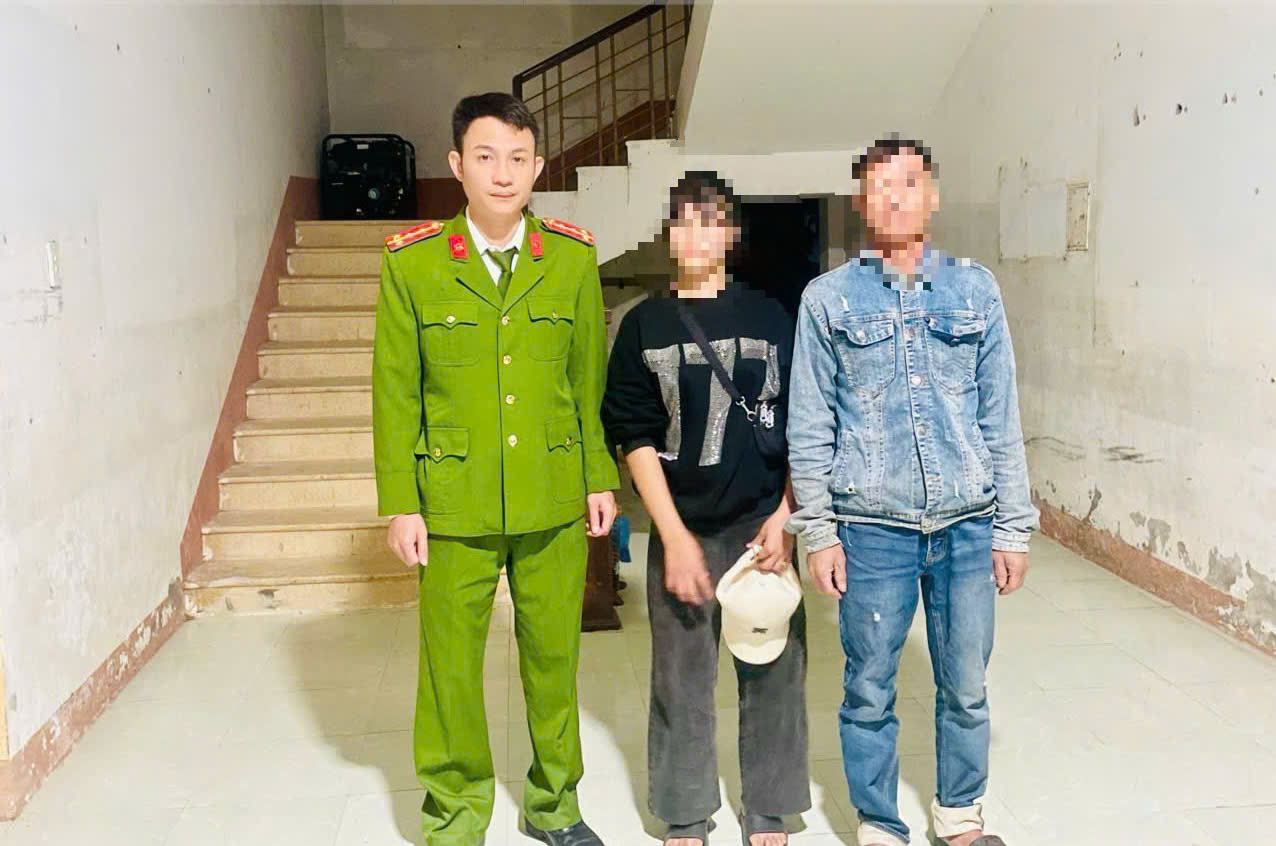 Gia đình đến đón cháu H tại Trụ sở Công an xã Trường Ninh