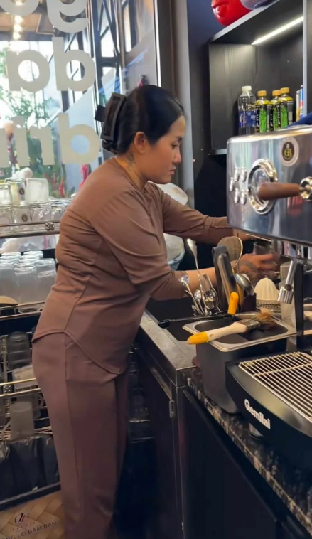 Hình ảnh Vũ Trâm Anh làm phục vụ khiến nhiều người xót xa