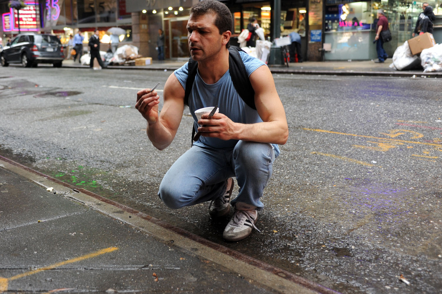 Phát hiện rất nhiều vàng trong các rãnh cống trên vỉa hè