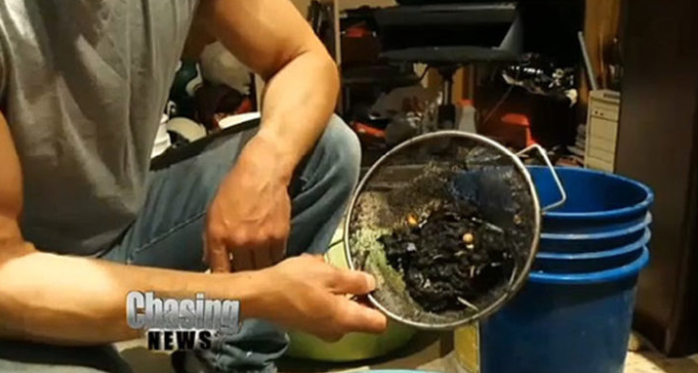 Anh sử dụng phương thức đãi vàng thủ công