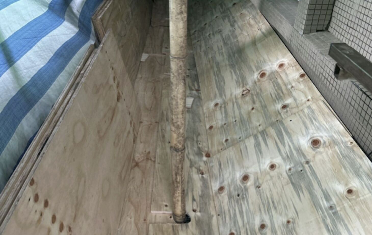 Các cửa sổ được che bằng ván gỗ hoặc ván rỗng trong quá trình sửa chữa và đục đẽo. (Ảnh/Hong Kong 01)