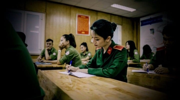 Lâm Bảo Ngọc theo học Sư phạm Âm nhạc tại Đại học Văn hoá Nghệ thuật Quân đội trước khi trở thành Thượng úy, công tác tại Đoàn Văn công Quân khu I