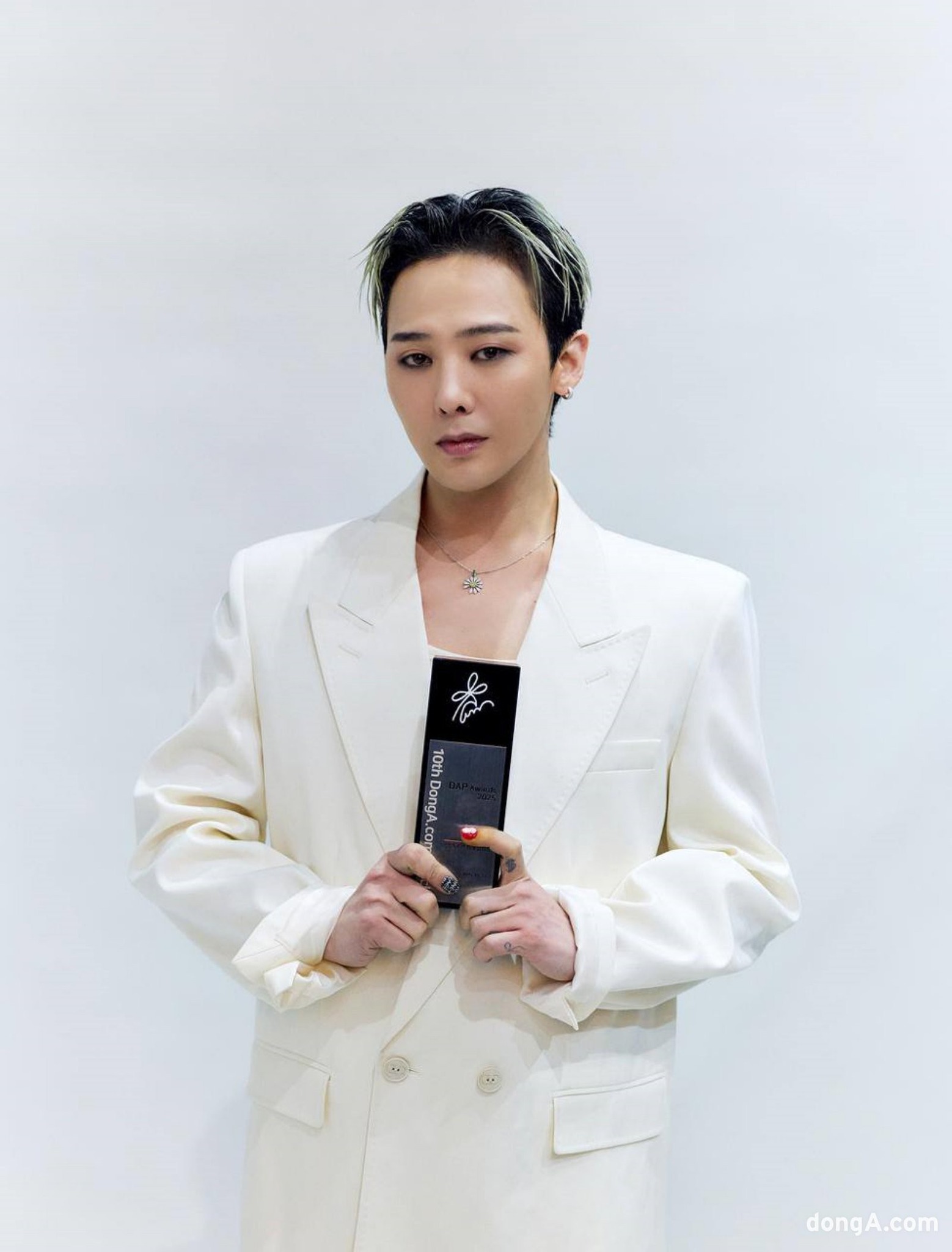 G-DRAGON vừa được hãng truyền thông DongA vinh danh là Nhân vật của năm - và anh đã chứng minh 2025 là năm của mình