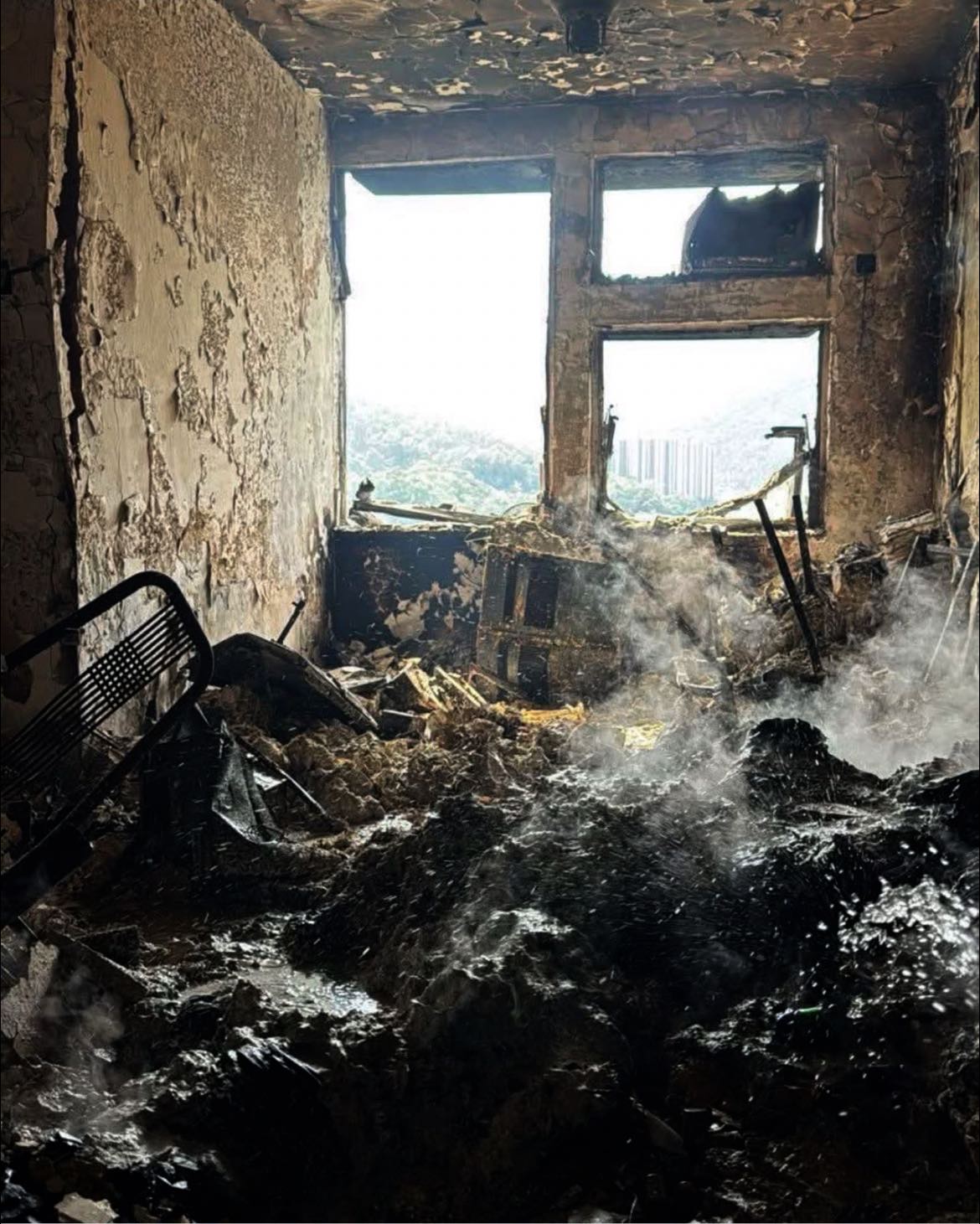 Ảnh bên trong 1 căn hộ sau đám cháy lịch sử