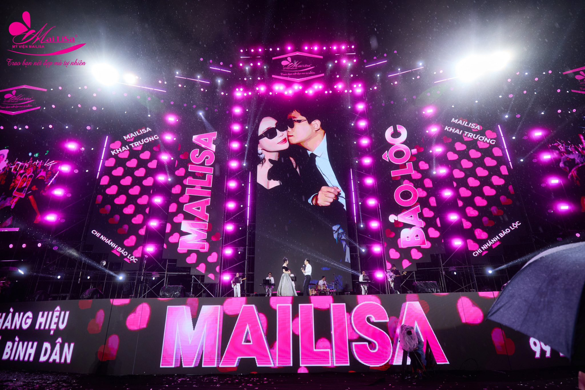 Những sân khấu hoành tráng, chạy tên, hình ảnh của vợ chồng Mailisa rầm rộ