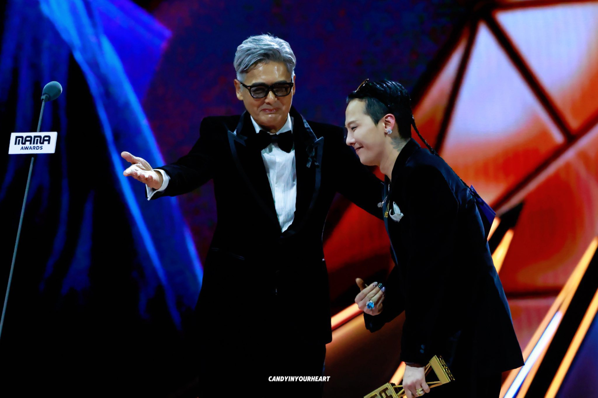 Châu Nhuận Phát trao giải Daesang Nghệ sĩ của năm cho G-DRAGON