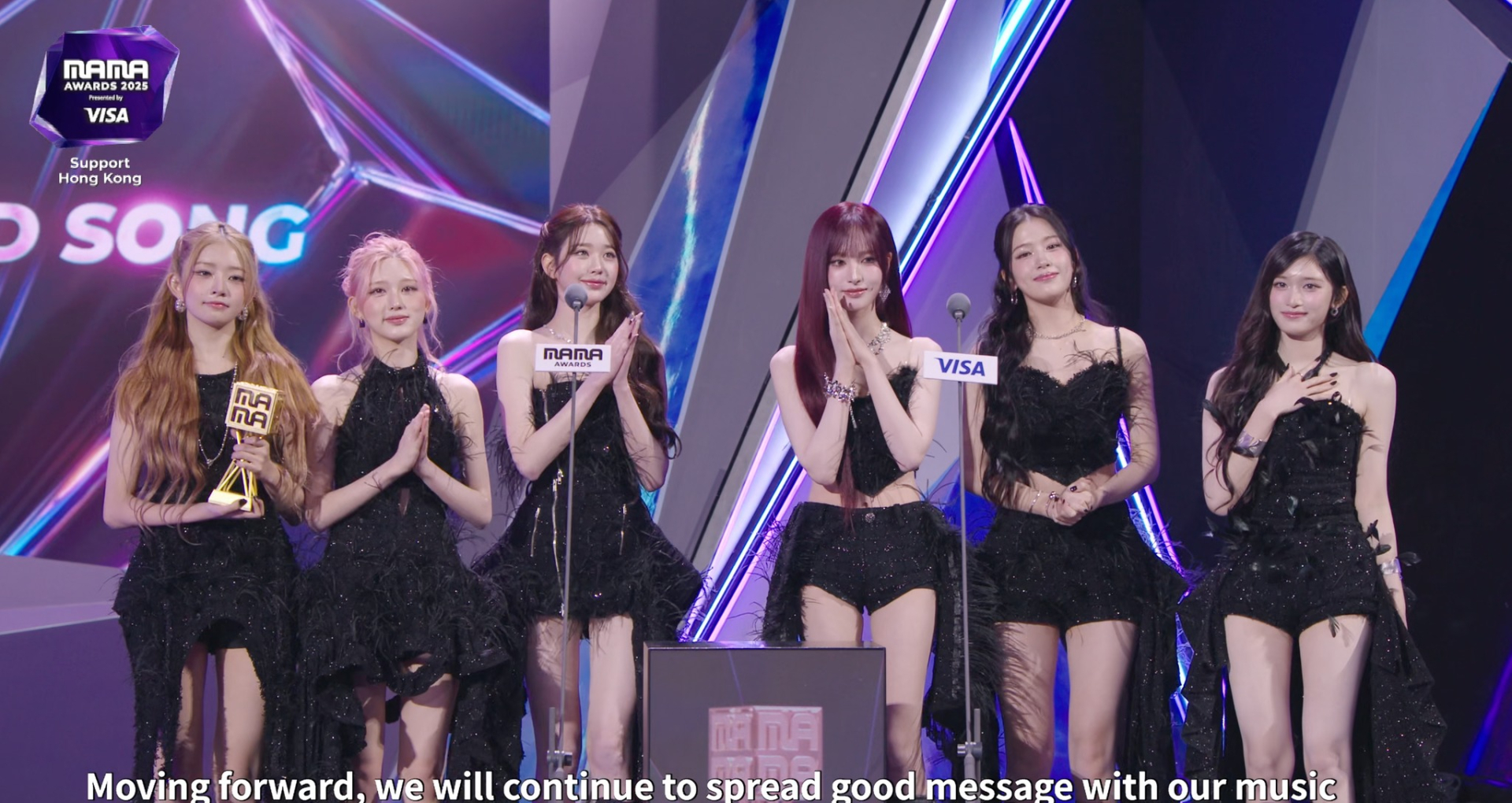 Hết cấm cười, nghệ sĩ giờ bị cấm ngồi ở MAMA 2025