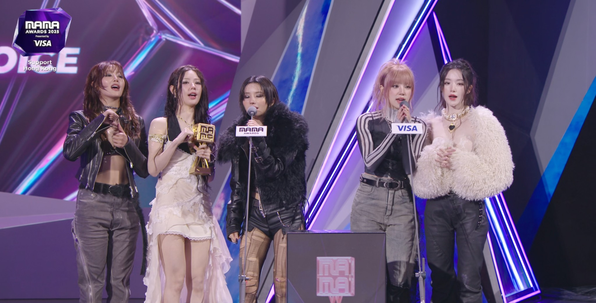 Theo kế hoạch, thảm đỏ bị hủy, chỉ giữ lại lễ trao giải và các sân khấu biểu diễn chính, phát sóng trực tiếp như dự kiến