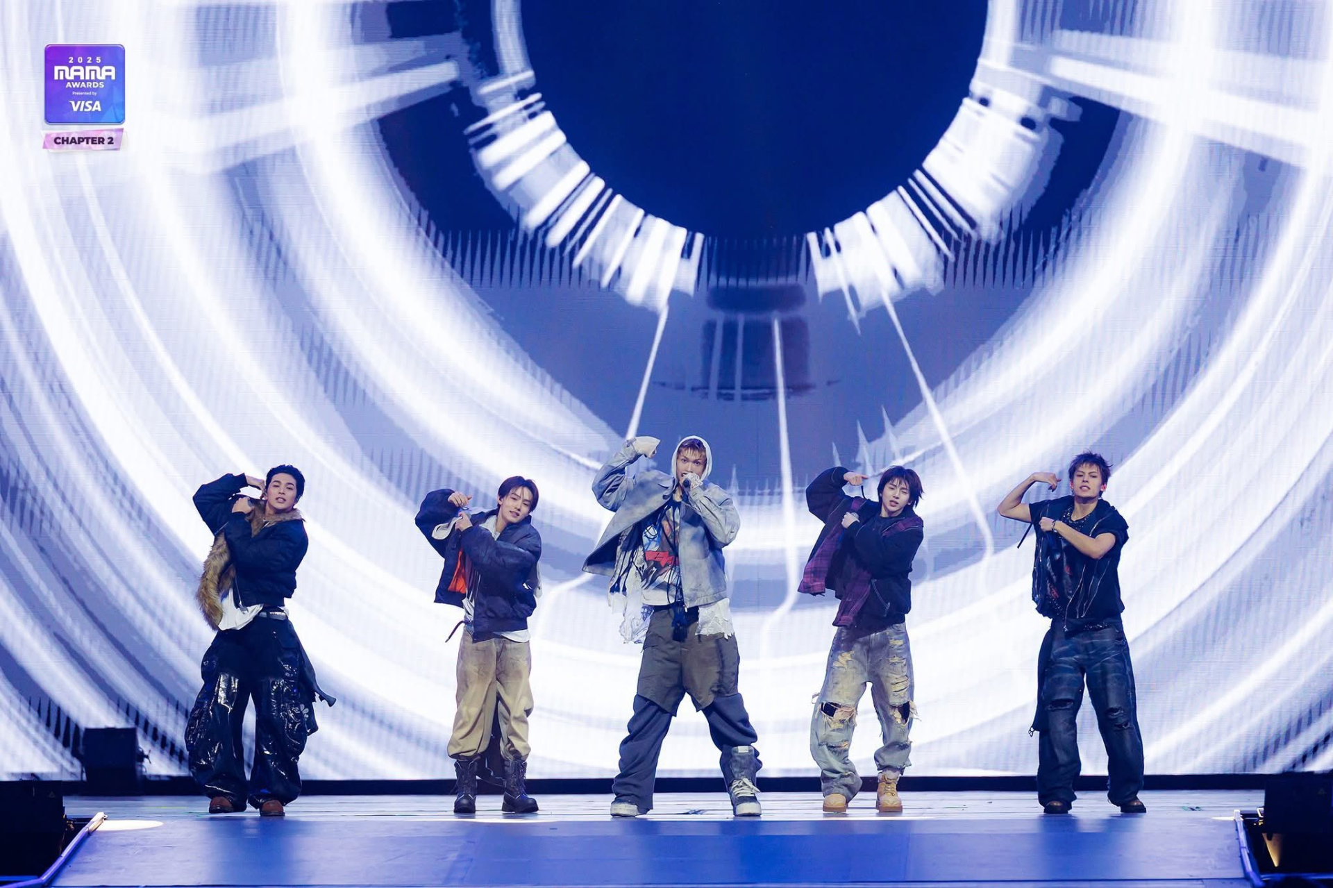 Màn bùng nổ của nhóm tân binh hot nhất Hàn Quốc: Diễn như “lên đồng”, fan hét rung khán đài