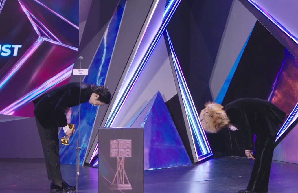 Được chính bạn thân Lee Soo Hyuk trao giải 