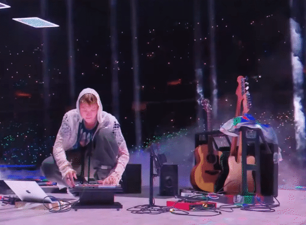 Martin mang cả dàn nhạc cụ và thiết bị sản xuất lên sân khấu, thay cho tuyên ngôn