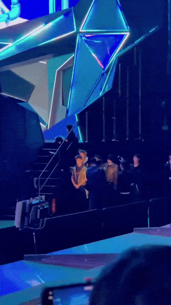 Nghệ sĩ đứng sau cánh gà rồi sẽ âm thầm tới khu ghế ngồi để chuẩn bị lên nhận giải