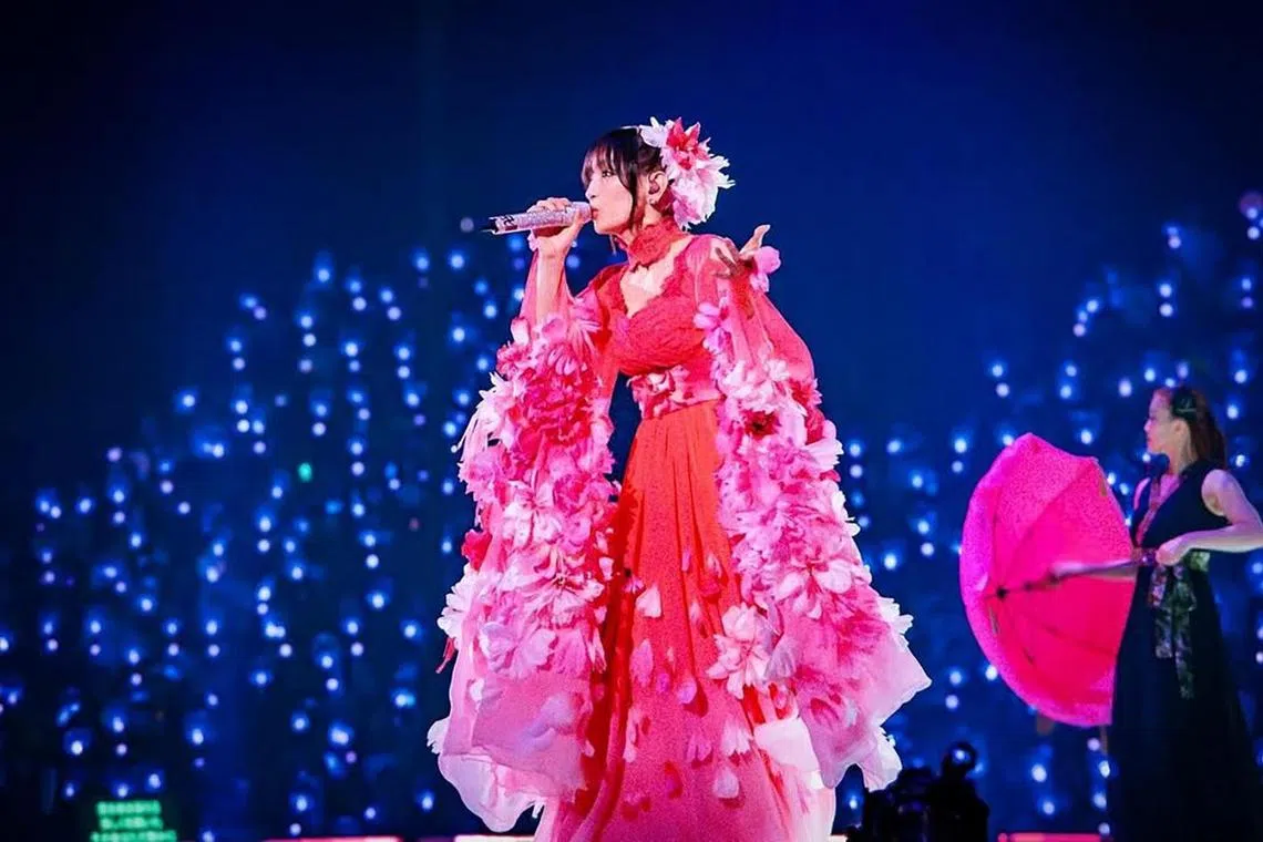 Ayumi đã ghi dấu ấn với hơn 50 triệu album và single bán ra, trở thành nghệ sĩ solo Nhật Bản có doanh số cao nhất