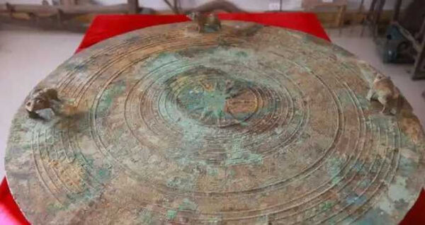 Đang đào giun thấy xẻng chạm phải vật cứng, lão nông dân run rẩy phát hiện kho báu nặng 30kg ngàn năm tuổi còn nguyên vẹn