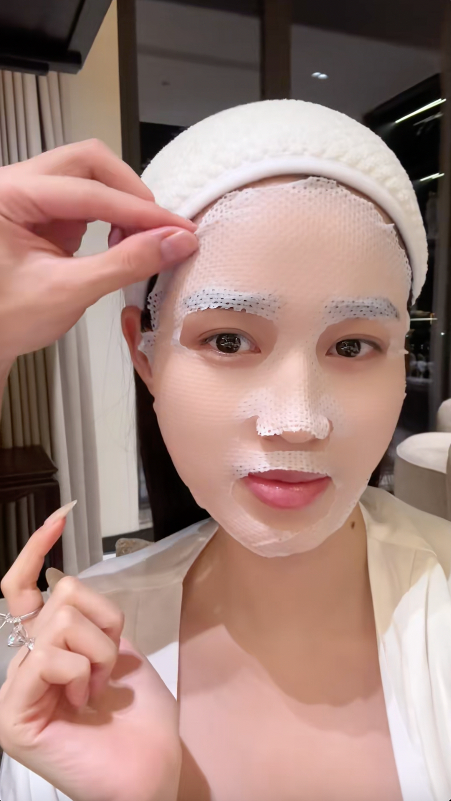 Bàn tay của Viết Vương trong một clip của Đỗ Hà