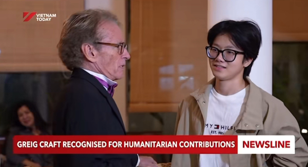 Thiện Nhân lắng nghe cha đỡ đầu nói chuyện (Ảnh chụp màn hình/ Vietnam Today)