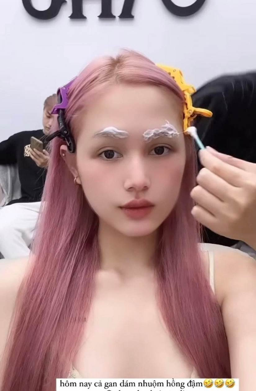 Cô nàng thường có thói quen nhuộm luôn phần lông mày khi nhuộm tóc.