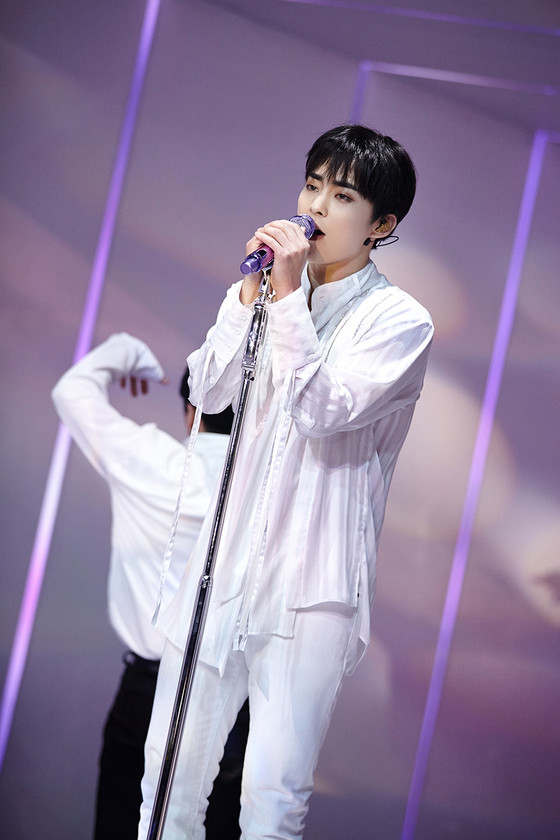 Người hâm mộ chỉ trích INB100 phê duyệt hợp đồng thiếu trách nhiệm, làm tổn hại trực tiếp đến tương lai của CBX và uy tín nhóm EXO vốn đang ở giai đoạn mong manh nhất