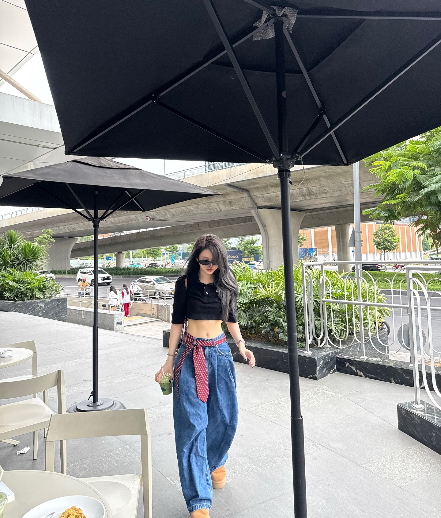 Đôi chân vô lý của Linh Ka