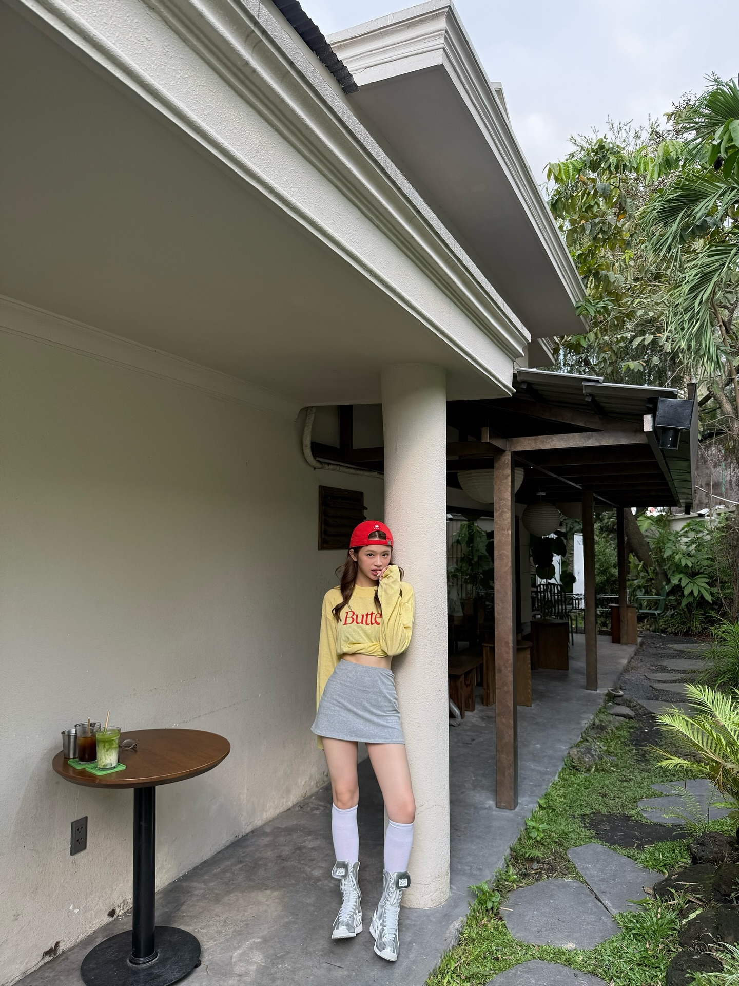   Linh Ka thường chọn trang phục khoe eo thon và chân thẳng  