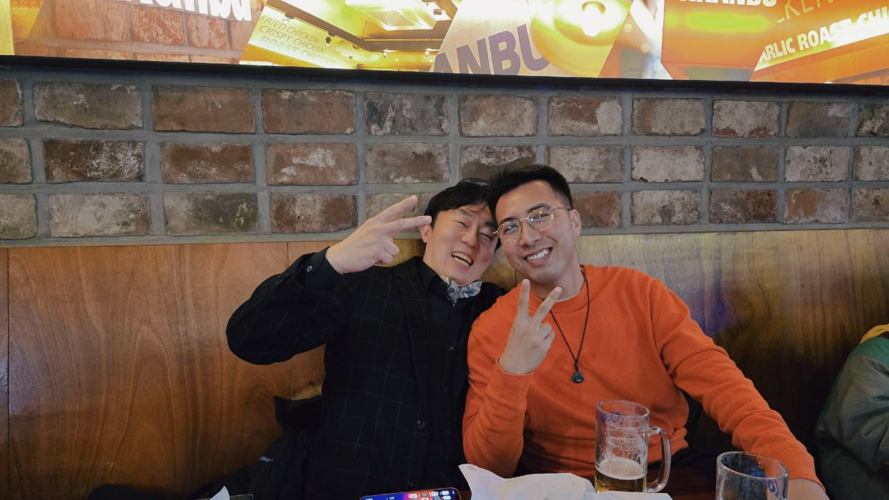 Only C chụp ảnh với Kevin Kim - nhân vật quyền lực trong ngành công nghiệp Kpop 