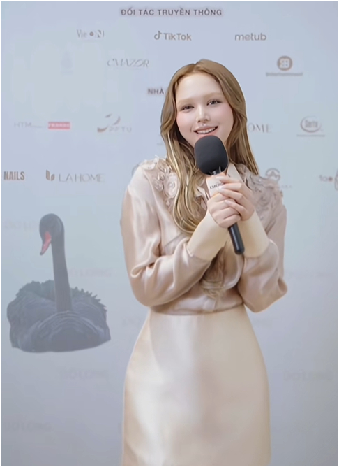 Hình ảnh mới nhất của Xoài Non gây giật mình