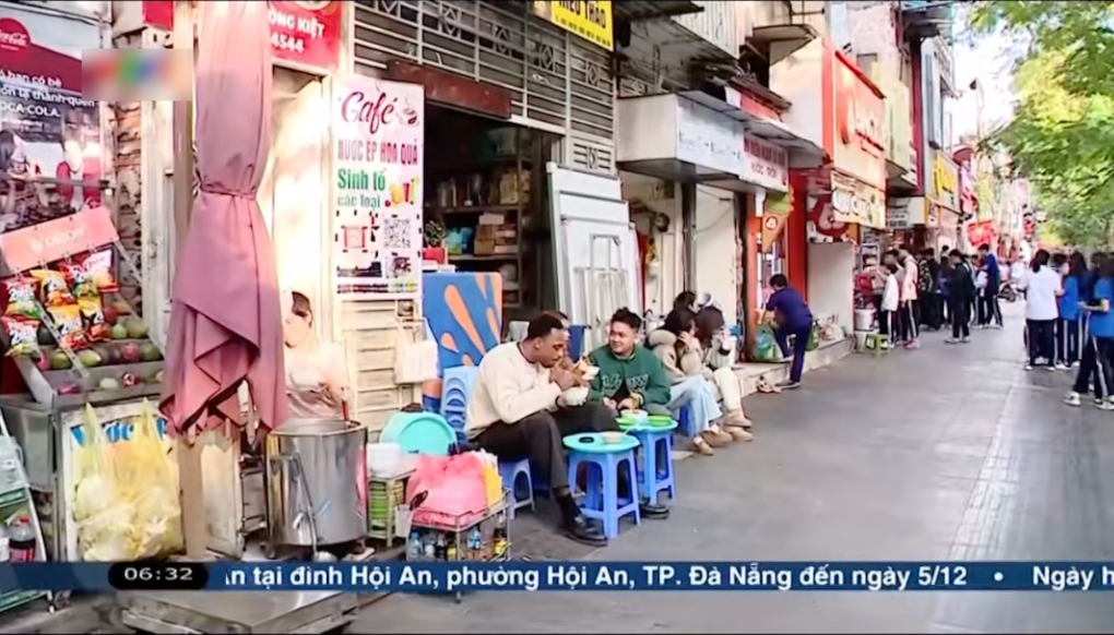 Khách Tây lên thời sự chỉ vì ngồi vỉa hè “đá” bát bánh đa cua