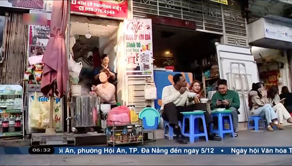 Khách Tây lên thời sự chỉ vì ngồi vỉa hè “đá” bát bánh đa cua